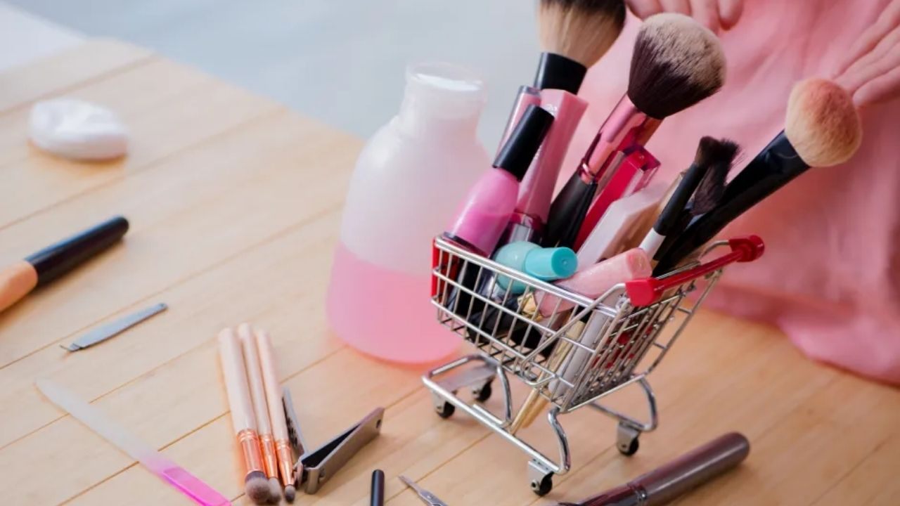 How To Clean And Maintain Beauty Tools: Practical Methods That Actually Work
